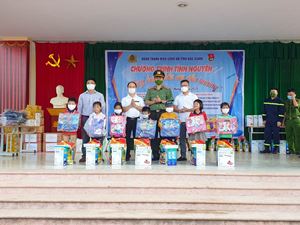 Công an tỉnh Bắc Giang tổ chức chương trình “Nâng bước chân em đến trường”